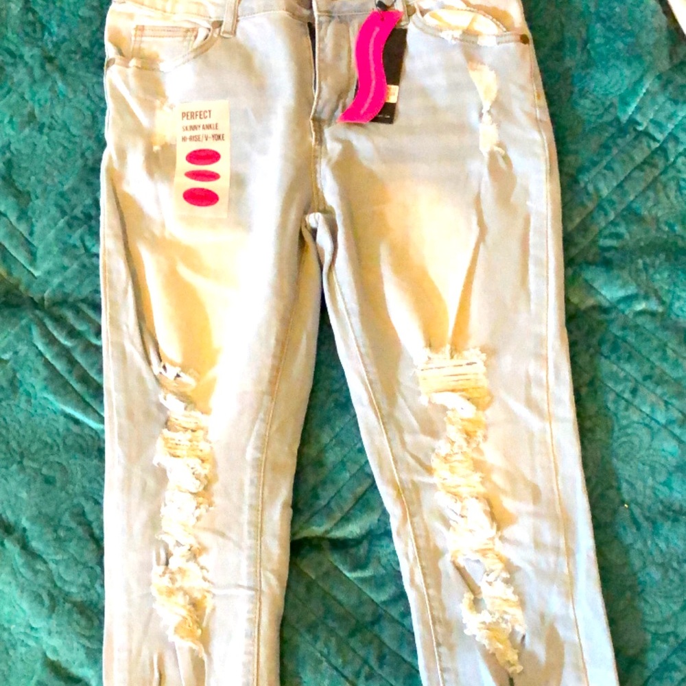 New light distressed skinny jeans
